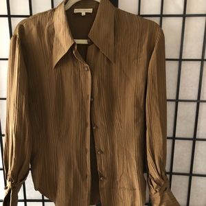 Silky pleated, tailored blouse with cuffs.